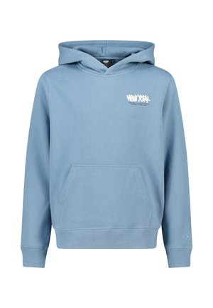 Lichtblauwe hoodie gemaakt van zacht materiaal, met een voorzak in kangoeroestijl en witte logo-tekst op de borst.