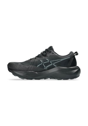 Chaussure de course noire avec semelle texturée, design à lacets et motif discret de rayures gris foncé sur la tige tricotée.