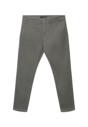 Pantaloni grigi slim fit con tasche frontali, chiusura con bottoni, passanti per cintura e tessuto strutturato, esposti distesi su sfondo bianco.