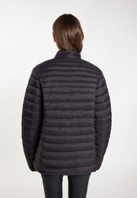 Jachetă puffer neagră cu un design matlasat, având un guler înalt și mâneci lungi. Textură netedă cu detalii de cusături orizontale.