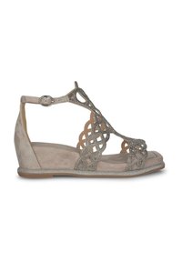 Sandalia de cuña beige con parte superior de ante, diseño decorativo de cortes y acentos metálicos. Correa ajustable en el tobillo y suela texturizada.