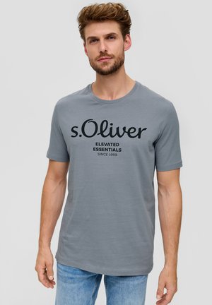 Camiseta gris de cuello redondo hecha de algodón, con un gran logo negro y texto en el frente. Mangas cortas y un corte relajado.