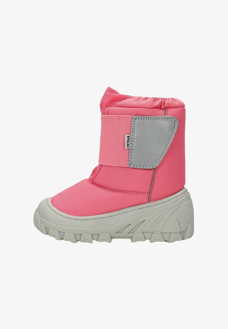 Botte en tissu rose avec un col rembourré, des accents gris, une bride à scratch et une semelle en caoutchouc grise texturée. Conception à bout rond.