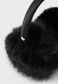 Juodos pūkuotos ausinės su paminkštu audinio lankeliu ir maža auksinės spalvos metaline detale ant balto fono.