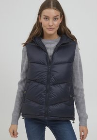 Dunkelblauer Puffer-Weste mit Reißverschlussfront, Kapuze und seitlichen Druckknopf-Taschen. Hergestellt aus einem glatten, glänzenden Material mit gesteppter Optik.