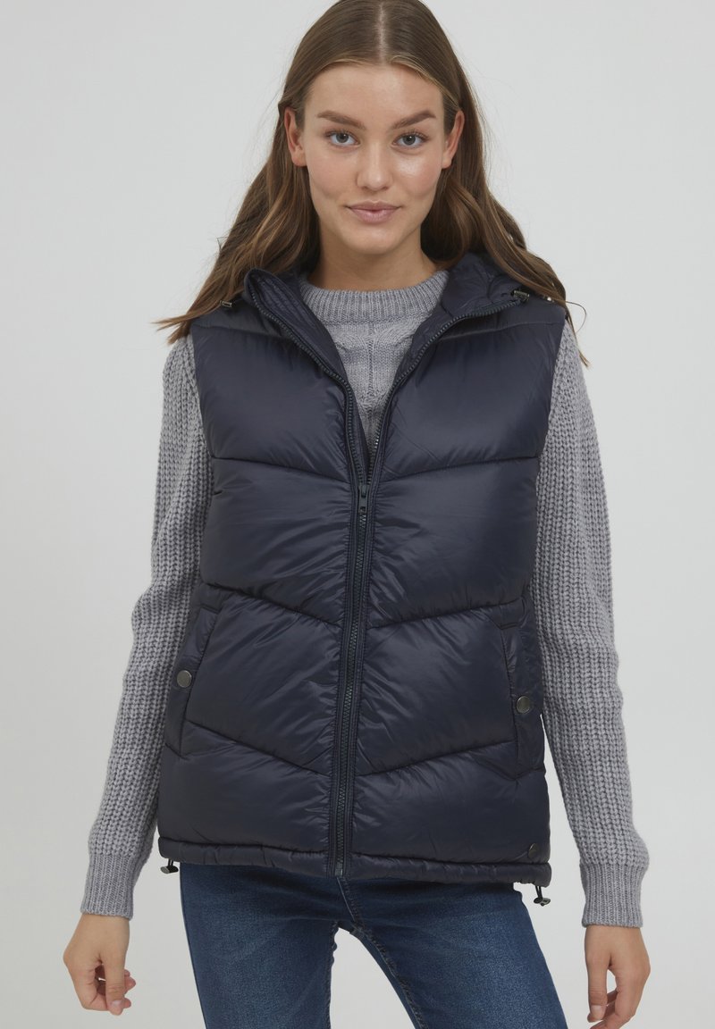 Dunkelblauer Puffer-Weste mit Reißverschlussfront, Kapuze und seitlichen Druckknopf-Taschen. Hergestellt aus einem glatten, glänzenden Material mit gesteppter Optik.