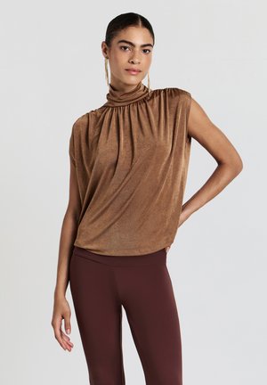 Top senza maniche in bronzo con collo alto arricciato, design drappeggiato, texture liscia, abbinato a leggings aderenti color bordeaux.