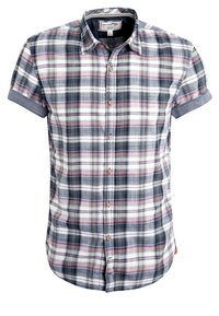 Camisa de manga corta con estampado a cuadros en tonos azul marino, blanco y rosa; presenta un cuello abotonado y botones de madera en la parte delantera.