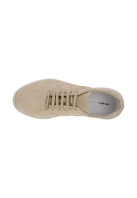 Sneaker in suede beige con punta arrotondata, chiusura con lacci e suola liscia. L'interno presenta una fodera di colore chiaro e un logo.