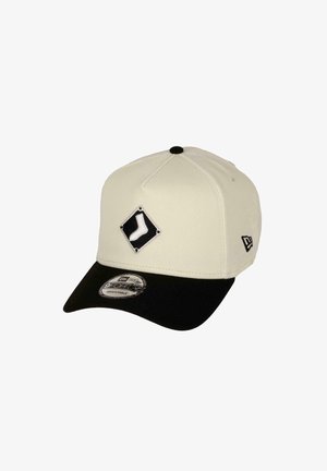 Weißer Baseballcap mit einem schwarzen Schirm, ausgestattet mit einem diamantenförmigen Patch mit einem weißen Socken-Design und einem verstellbaren Rücken.