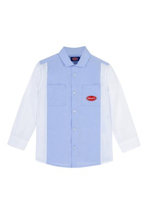 Camicia a maniche lunghe blu chiaro e bianca con bottoni frontali, due tasche sul petto e un patch logo rosso "BUGATTI" sul lato sinistro.