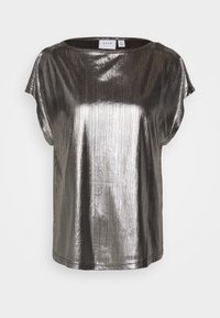 Metallisk silverfärgad t-shirt med en avslappnad passform, korta ärmar och en slät, glänsande yta med vertikala ribbade mönster.