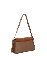Borsa a spalla marrone con una base in pelle liscia e un flap in suede morbido. Presenta una lunga tracolla regolabile e un design minimalista.