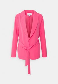 Blazer rose avec un col châle, des manches longues et une ceinture à la taille. Tissu lisse et design ajusté sans boutons ni fermetures.