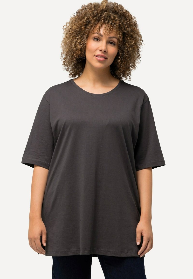 T-shirt grigia oversized in morbido cotone con maniche corte, collo rotondo e vestibilità comoda. Dettagli delle cuciture all'orlo per una maggiore struttura.