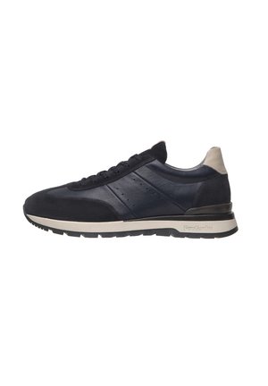 Scarpa sportiva blu navy realizzata con una combinazione di materiali in pelle e camoscio, presenta una tomaia texturizzata, lacci piatti e una suola intermedia bianca.