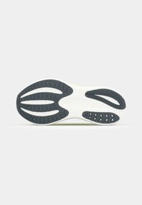 Schwarze und weiße Schuhsohle mit strukturierten Profilen. Verfügt über ein asymmetrisches Design und leichte Dämpfung für Grip und Unterstützung.