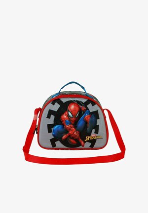 Bolsa de almuerzo gris con acentos rojos y un gráfico de Spider-Man. Presenta una forma redondeada, cierre con cremallera y una correa desmontable para mayor comodidad al llevarla.