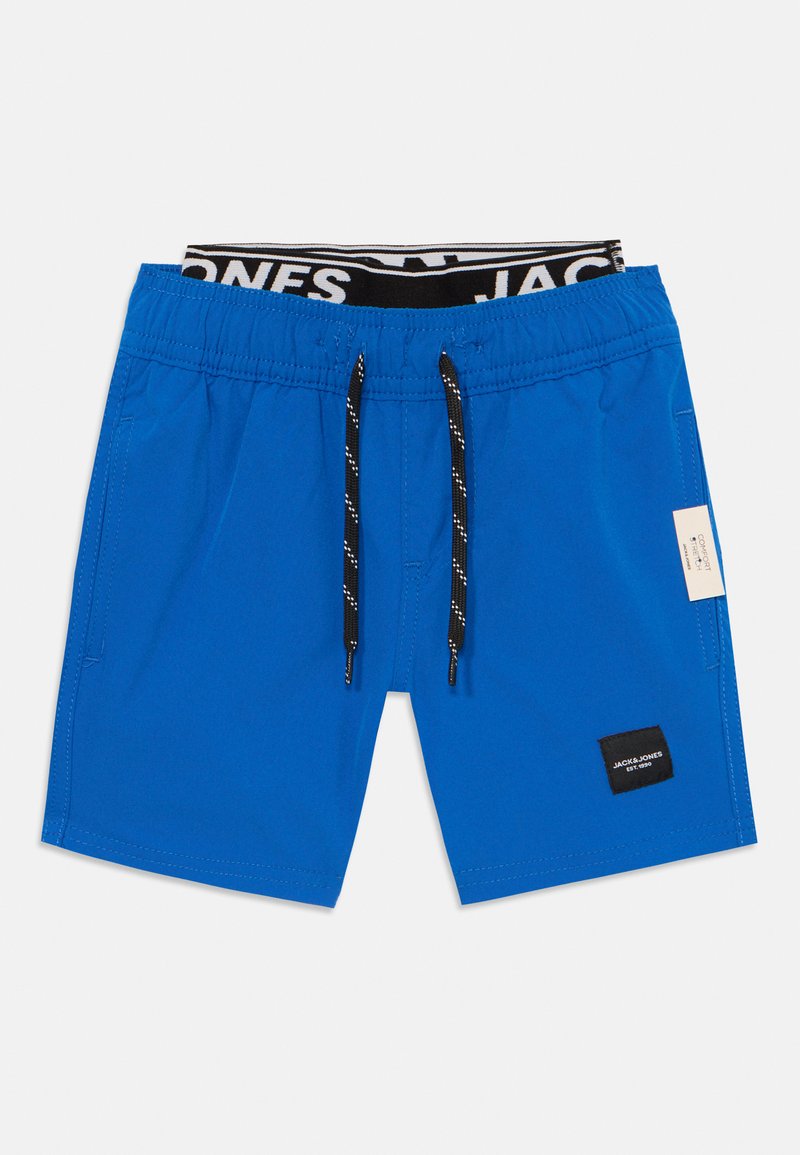 Blå badshorts med elastisk midja, svart dragsko och ett etikettmärke. Slät textur och normal passform.