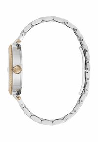 Orologio argento e oro con cassa rettangolare, caratterizzato da un design testurizzato e un bracciale a maglie con anelli di metallo lucido.