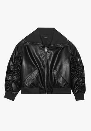 Chaqueta bomber de imitación cuero negra con amplio cuello de canalé, cierre frontal con cremallera, bolsillos angulados con solapa, mangas fruncidas y bolsillo con cremallera en el brazo izquierdo.