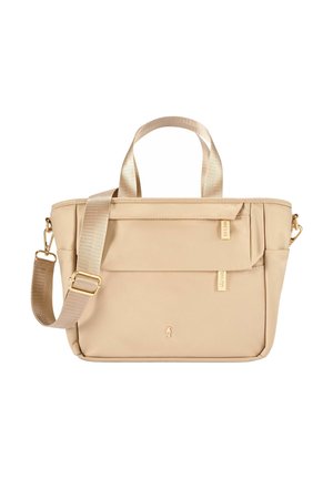 Beżowa prostokątna torba na ramię z podwójnymi uchwytami, regulowanym paskiem na ramię, przednią kieszenią na suwak oraz małym złotym logo na płaskim białym tle.