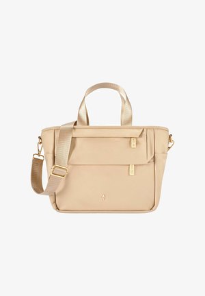 Beżowa prostokątna torba na ramię z podwójnymi uchwytami, regulowanym paskiem na ramię, przednią kieszenią na suwak oraz małym złotym logo na płaskim białym tle.