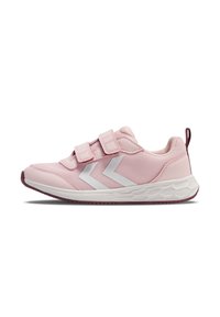 Baskets de sport roses avec des bandes Velcro, motif chevron blanc, tige en maille texturée, semelle rembourrée et accent bordeaux au niveau du talon.