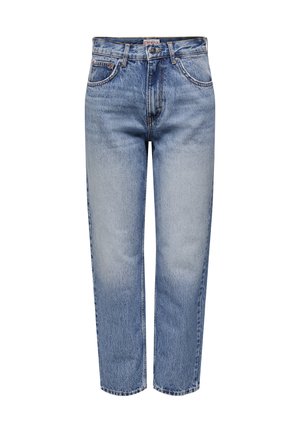 Vrouw die lichtblauwe rechte jeans met hoge taille draagt, gecombineerd met naakte open-teen hoge hakken en een witte mouwloze top.