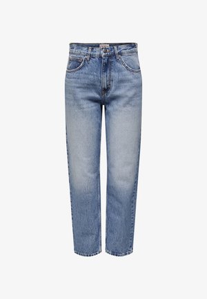 Mujer con vaqueros de tiro alto y pierna recta en azul claro combinados con sandalias de tacón alto en nude y una camiseta sin mangas blanca.