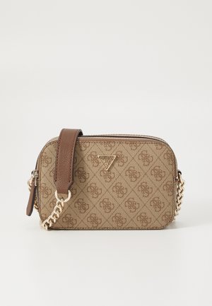 Bruine Guess crossbodytas met monogrampatroon, gouden ketting en leren riem, en driehoekig metalen logo aan de voorkant.