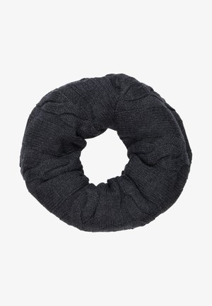 Mørkegrå strikket infinity-sjal med kabelstrikkemønstre, arrangeret i en cirkulær form på en hvid baggrund.