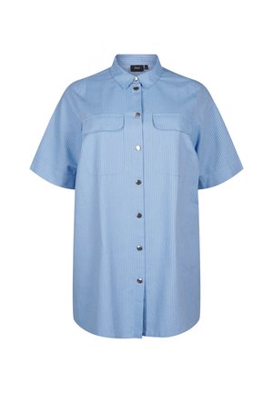 Chemise bleu clair à manches courtes avec boutons, fines rayures blanches verticales et deux poches poitrine à rabat.