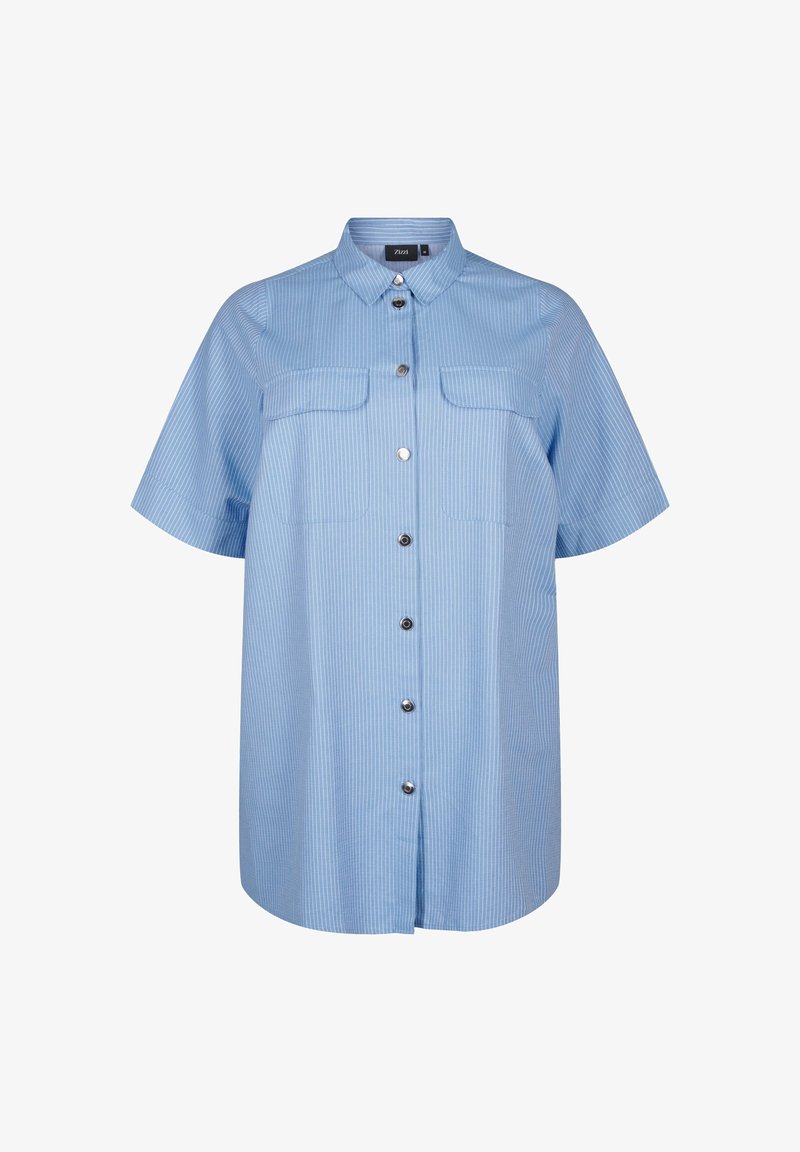 Chemise bleu clair à manches courtes avec boutons, fines rayures blanches verticales et deux poches poitrine à rabat.