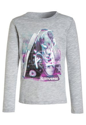 Szara koszulka z długim rękawem z grafiką czarnych trampek Converse z wielokolorowymi akcentami i napisem "CONVERSE" na dole.
