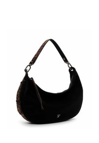 Sac à main noir en forme de croissant avec sangle et détails imprimés léopard, fermeture éclair argentée et logo "SF" à l'avant.