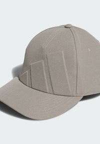 Casquette de baseball gris clair en tissu texturé. Présente un design structuré avec une visière courbée et des détails cousus discrets.