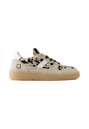 Sneaker basso in camoscio beige, dettagli bianchi, macchie nere che richiamano una stampa animalier, lacci neri e suola in gomma.