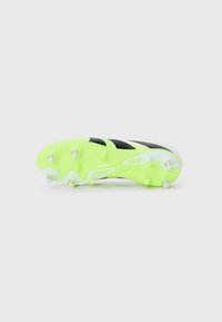 Crampon de football avec un design noir et vert néon, présentant une tige texturée, des crampons moulés et une forme angulaire et épurée.
