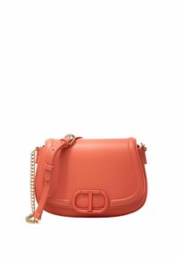 Borsa a tracolla in pelle corallo con una texture liscia, una tracolla in catena dorata e un evidente dettaglio con chiusura a doppio cerchio.
