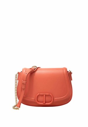 Borsa a tracolla in pelle corallo con una texture liscia, una tracolla in catena dorata e un evidente dettaglio con chiusura a doppio cerchio.