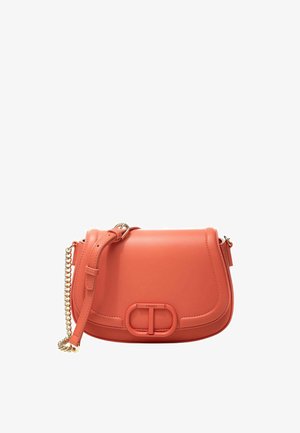 Borsa a tracolla in pelle corallo con una texture liscia, una tracolla in catena dorata e un evidente dettaglio con chiusura a doppio cerchio.