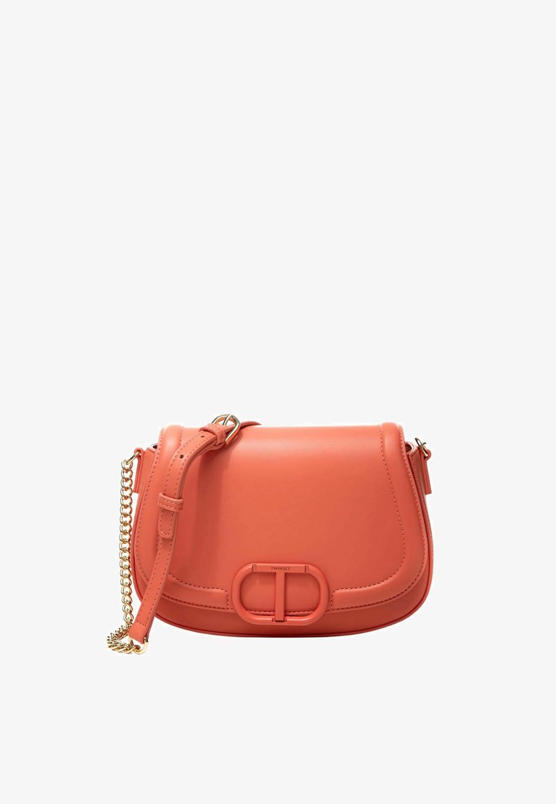 Borsa a tracolla in pelle corallo con una texture liscia, una tracolla in catena dorata e un evidente dettaglio con chiusura a doppio cerchio.