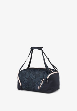Schwarze Duffel-Tasche mit dunklem Blattmuster, hellrosa Reißverschlüssen und verstellbaren Schultergurten, mit dem "Satch"-Logo an der Seite.