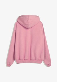 Haut à capuche rose avec une texture douce, doté d'une capuche à cordon de serrage, de poignets côtelés et d'accents cloutés le long de la couture de la capuche.