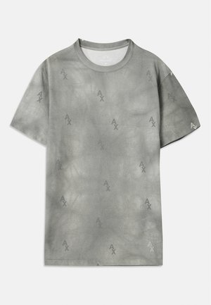 Grijze katoenen T-shirt met subtiele AX-logo patroon, ronde halslijn, korte mouwen en een relaxte pasvorm. Soepele textuur met een lichte vervaging.