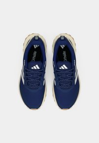 Ναυτικά αθλητικά παπούτσια με ανάγλυφη επάνω επιφάνεια, λευκές λεπτομέρειες και εσωτερικά πέλματα Ortholite. Διαθέτουν ελαστική εξωτερική σόλα και επενδεδυμένη γλώσσα για άνεση.