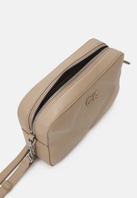 Calvin Klein RE LOCK QUILT CAMERA BAG - Borsa a tracolla - silver mink