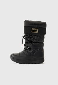 Botas de invierno impermeables negras con una parte superior acolchada, cordones ajustables y suelas texturizadas. Acento del logo dorado en el talón.
