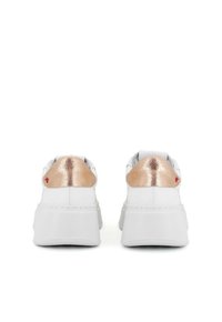 Sneakers bianchi con un accento in rosa oro metallico sul tallone, texture liscia e una suola bianca spessa per aumentare l'altezza.